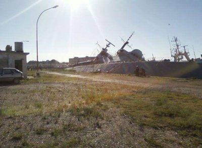 Un buque fuera de servicio se hunde en Puerto Belgrano