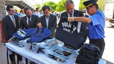 Buzzi entreg� indumentaria y tres camionetas a la Polic�a del Chubut