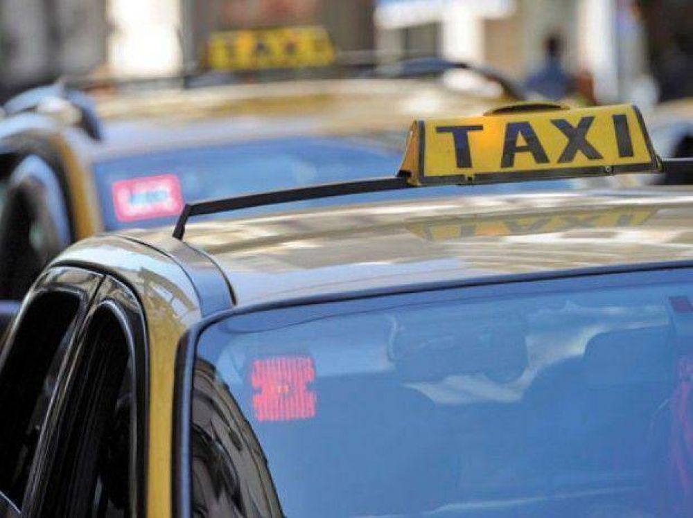 Un taxista fue a auxiliar a un colega cuando lo robaban y termin� con un balazo
