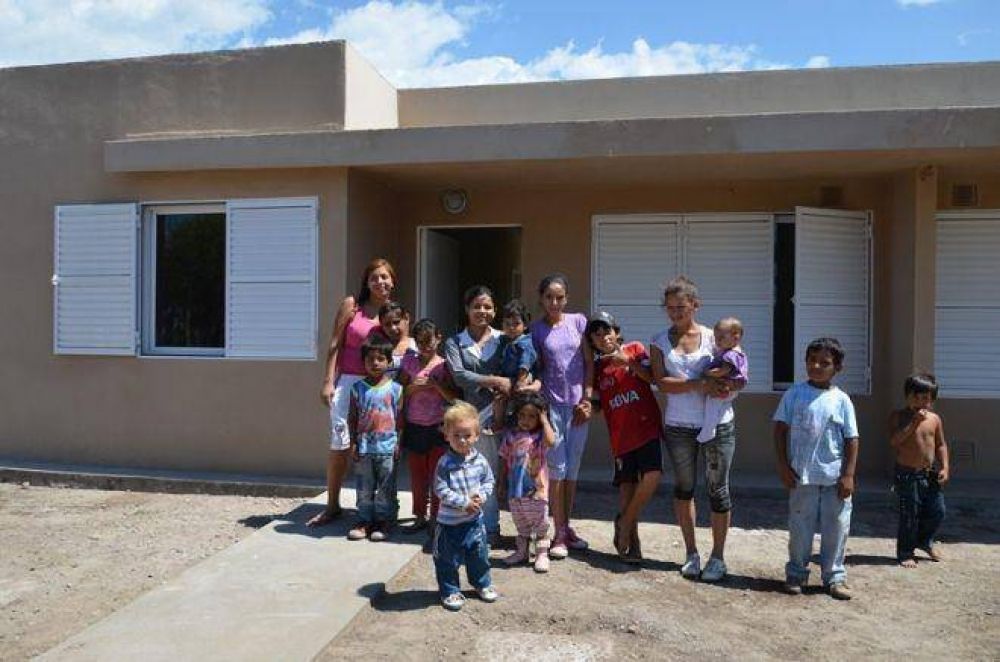 El municipio entreg� viviendas a familias indigentes