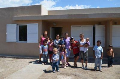 El municipio entreg� viviendas a familias indigentes