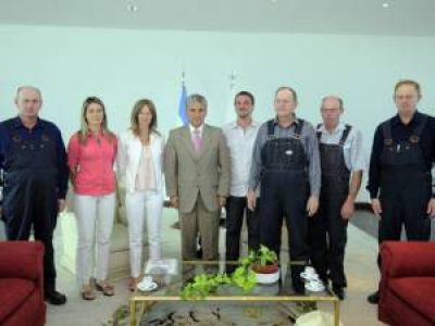 Poggi recibi� a representantes de la comunidad menonita