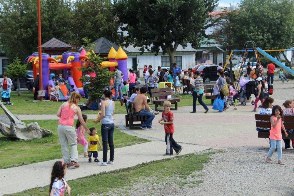 Pelotero, juegos y malabaristas en la Plaza Piedrabuena