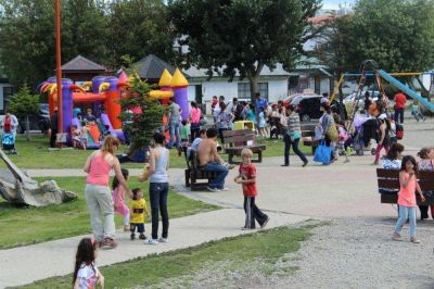Pelotero, juegos y malabaristas en la Plaza Piedrabuena