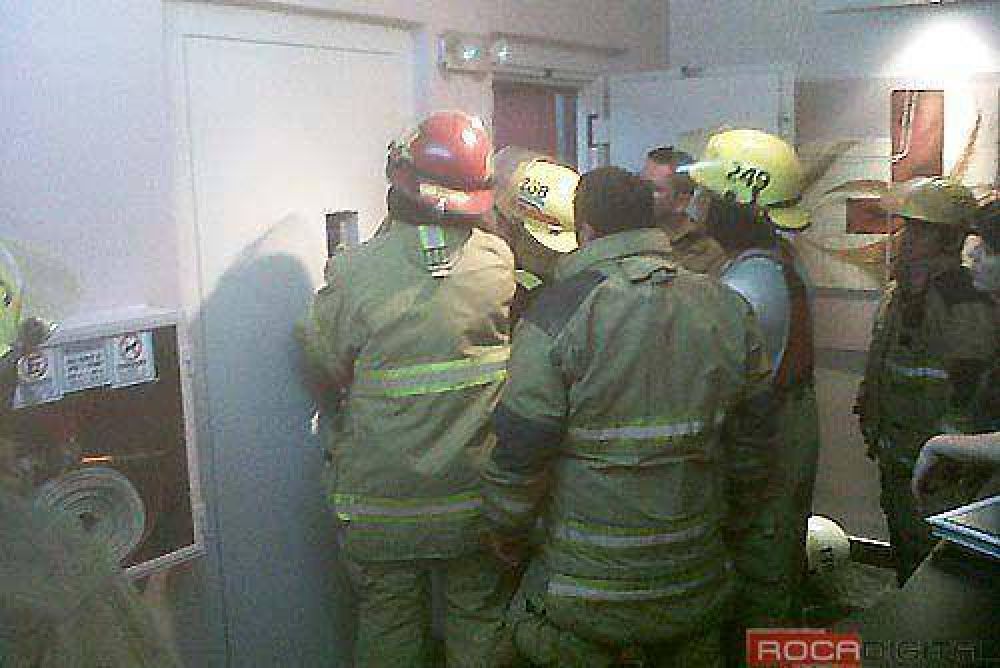Mujer atrapada en un ascensor