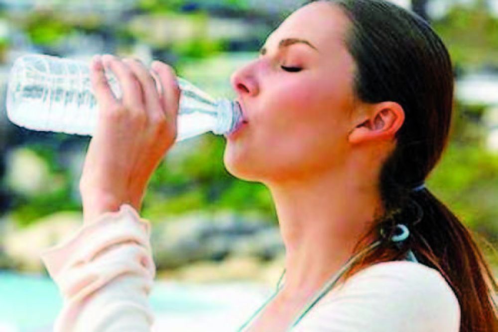 Lo dicen los expertos: tomar agua contribuye a adelgazar