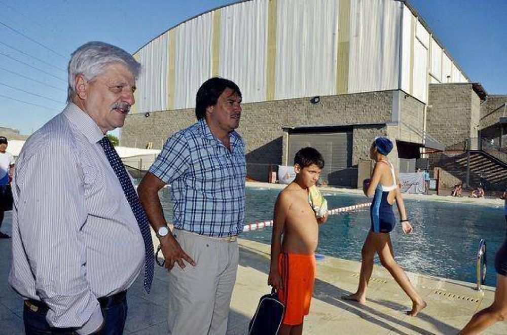 Luis Andreotti presenci� una de las clases de la Escuela de Nataci�n