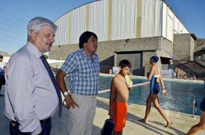 Luis Andreotti presenci� una de las clases de la Escuela de Nataci�n