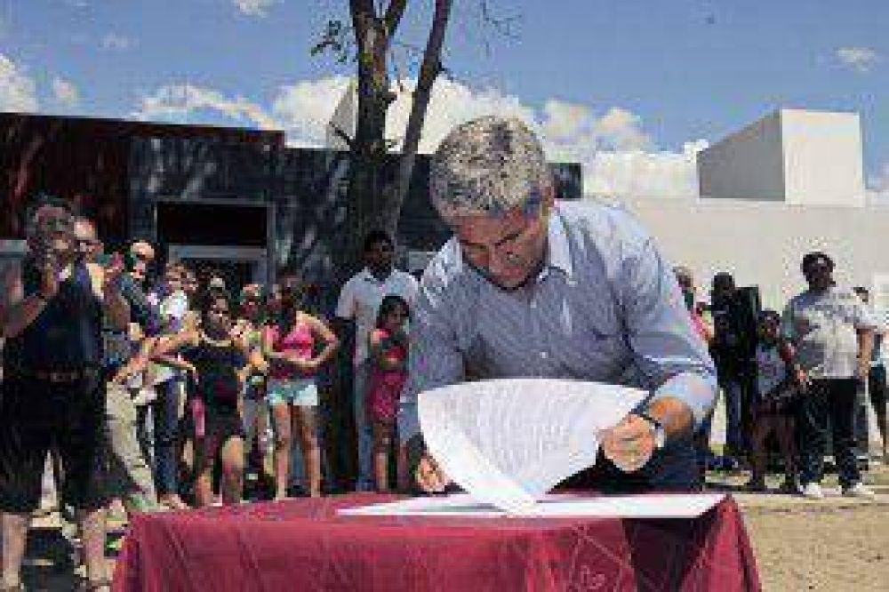 Entrega de viviendas en Tilisarao