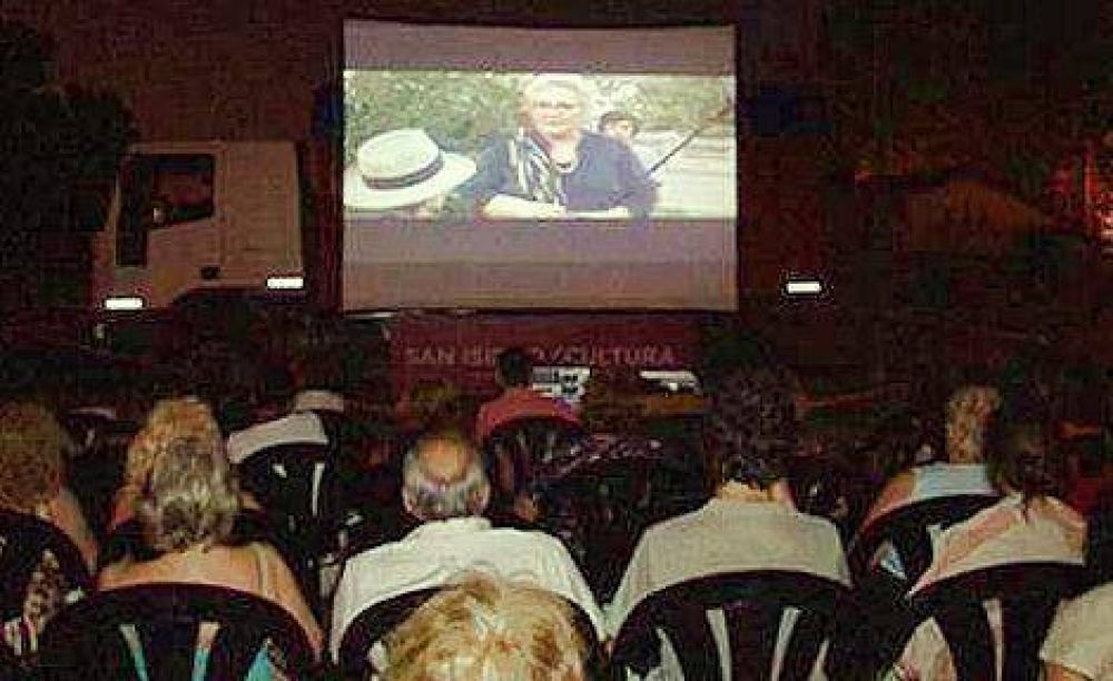 Arranc� el ciclo de cine al aire libre en San Isidro