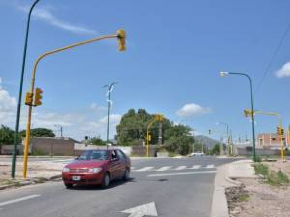Esperan habilitar en febrero los sem�foros de avenida Eva Per�n