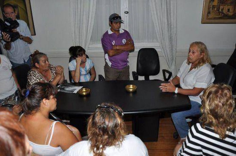 La Intendente Giroldi recibi� a vecinos que se manifestaron tras la muerte de un j�ven