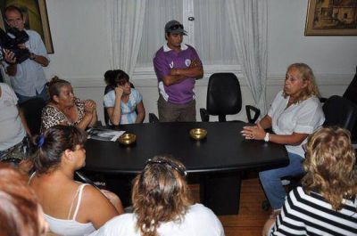 La Intendente Giroldi recibi� a vecinos que se manifestaron tras la muerte de un j�ven