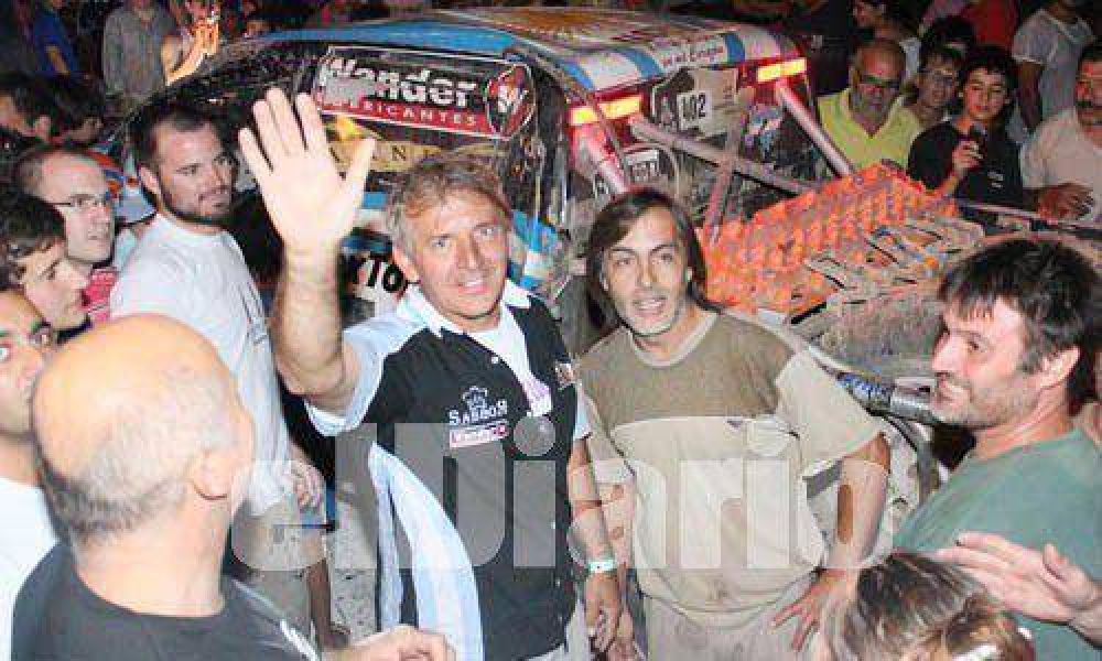 Lleg� Naivirt y recibi� el cari�o de su hinchada