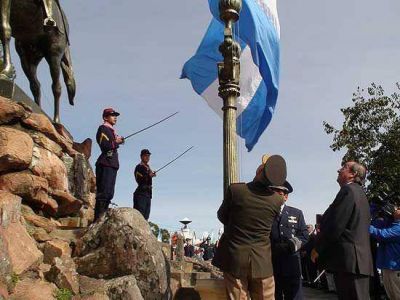 Sentido acto por el aniversario de la ciudad