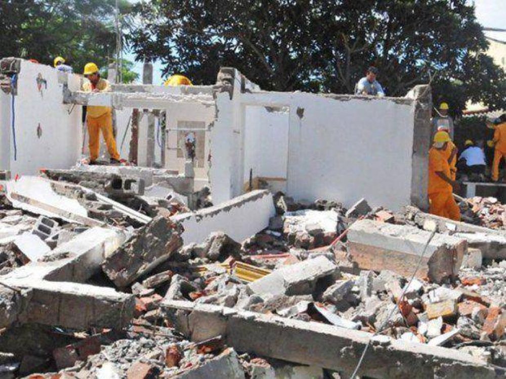 Derriban 3 casas para recuperar una calle