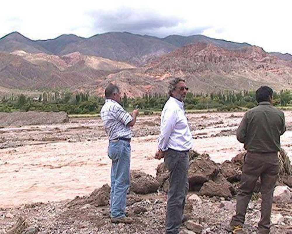 Destinan asistencia inmediata a damnificados por crecidas