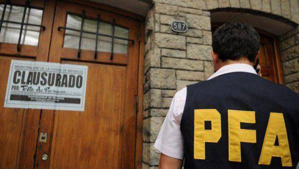 Rescatan a tres mujeres en un prost�bulo del Centro