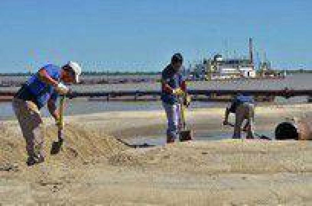 Realizan el refulado de arena en el balneario Thompson de Paran�