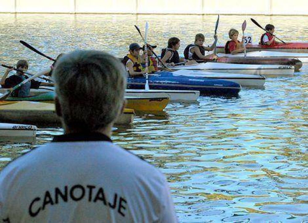 Palistas de toda la provincia reman en el arroyo Tapalqu�
