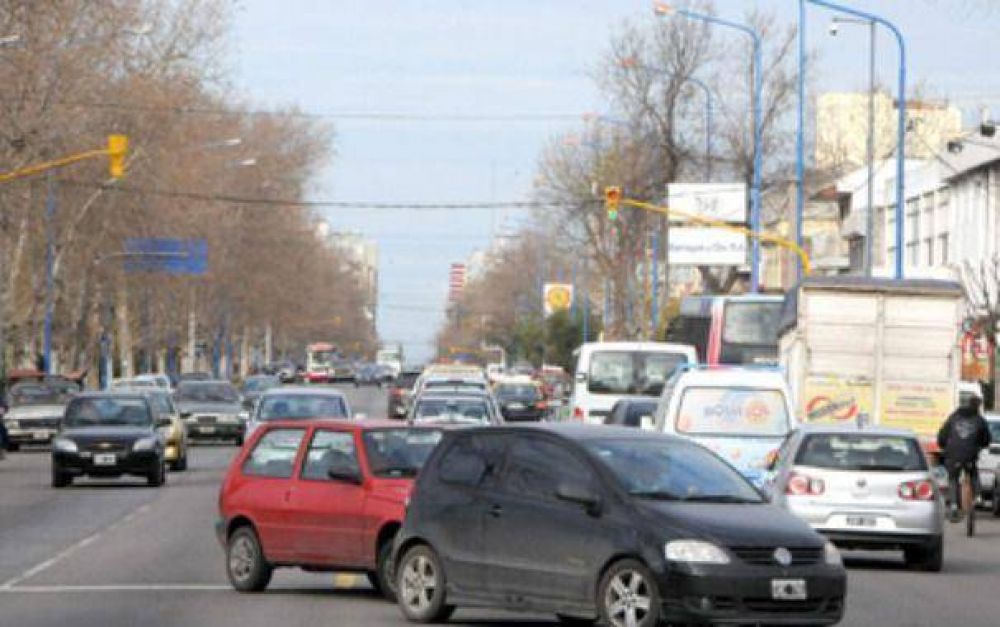 "El Ejecutivo no cumple la ordenanza que proh�be el giro a la izquierda en avenidas"