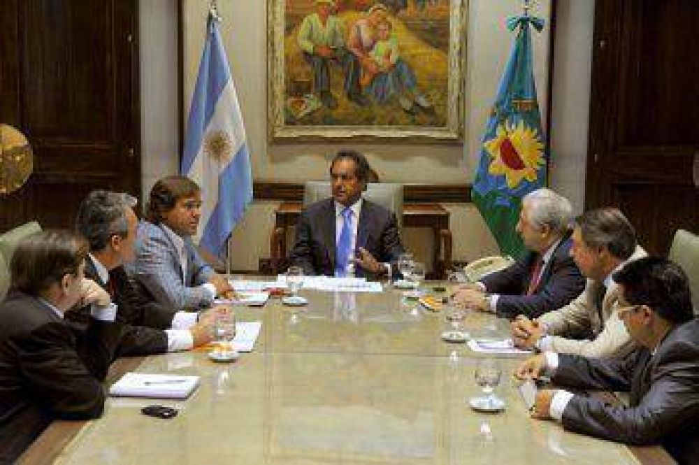 Scioli y gabinete: paritarias y Operativo Sol