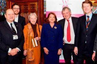Alicia Castro inst� a m�s di�logo con Gran Breta�a en una cata de vinos