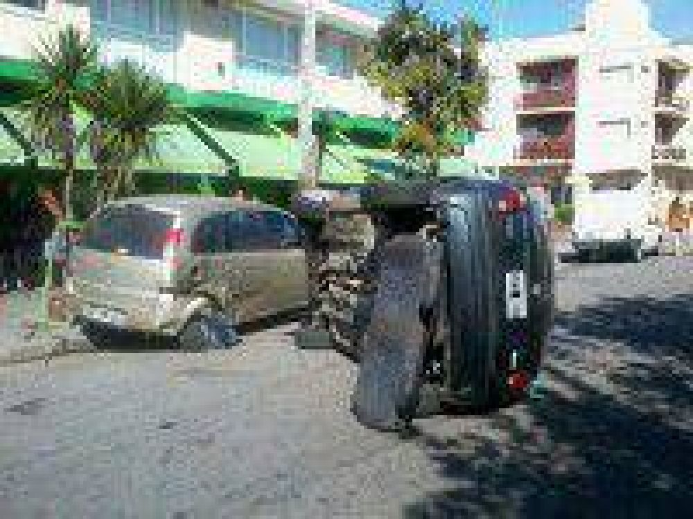 Joven alcoholizada y sin seguro en el autom�vil choc� y volc� en Strobel al 3600 con el saldo de una persona herida