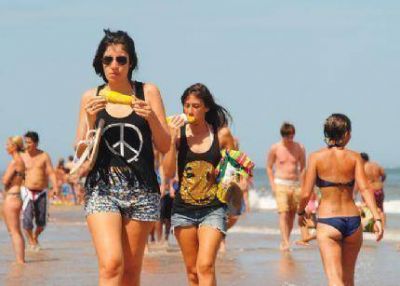 Turistas eligen comida sana y actividad f�sica con largas caminatas o trotes por la costa