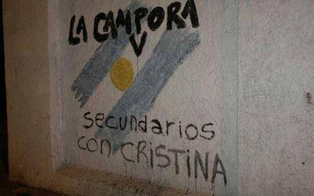 Detienen a cuatro militantes de La C�mpora por pintar un pared�n