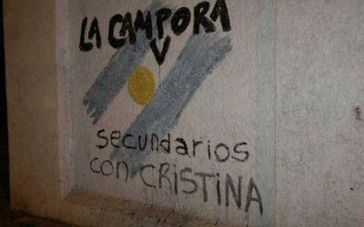 Detienen a cuatro militantes de La C�mpora por pintar un pared�n