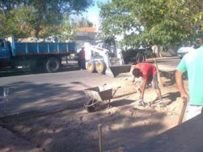 Denuncian que crece una casa de aberturas con ayuda comunal