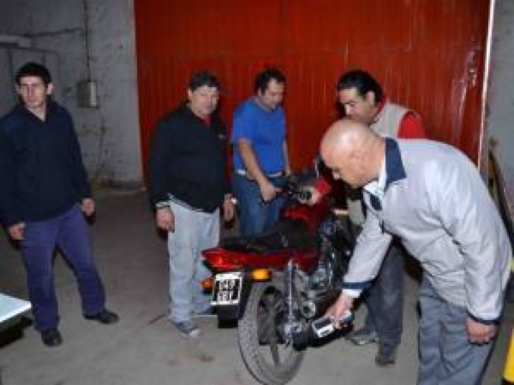 De m�s de mil motociclistas, s�lo 600 obtuvieron la calco