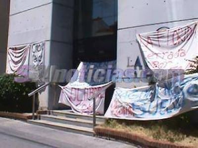 Conflicto en el Sanatorio La Florida: Tomado por sus trabajadores en reclamo del pago de sus sueldos
