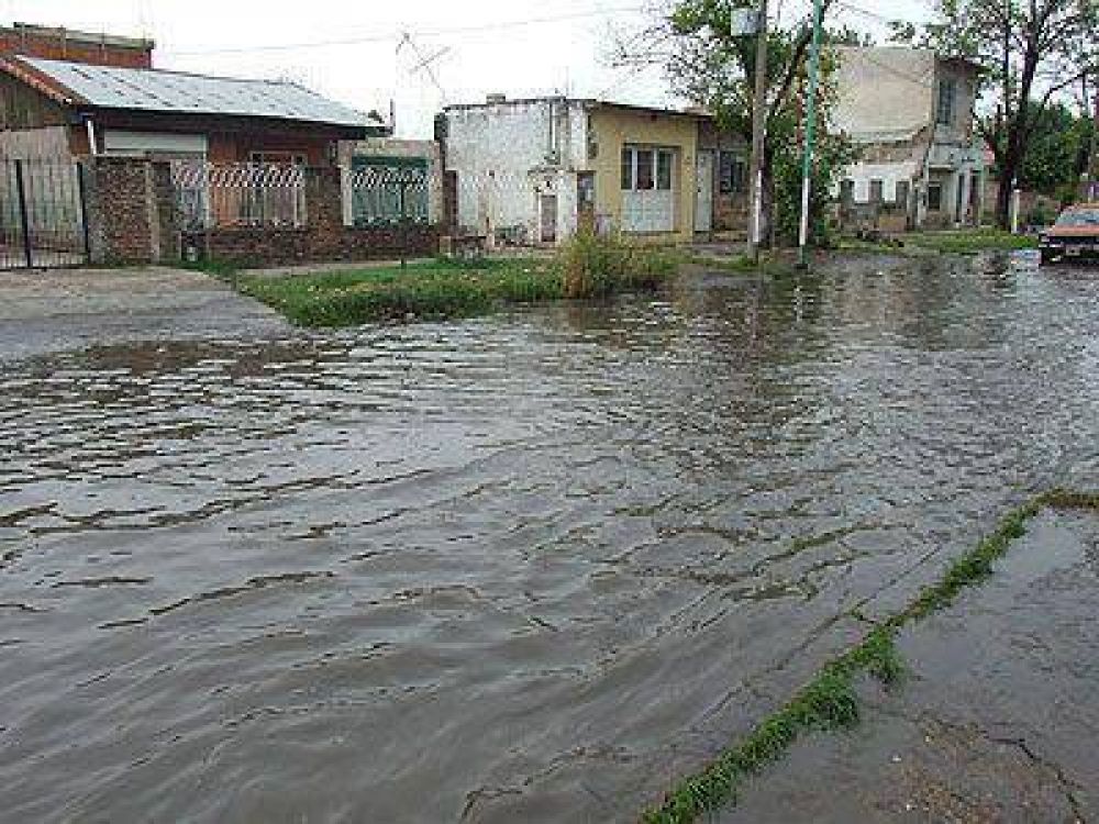 El agua estancada por la lluvia evidencia fallas en obras h�dricas.
