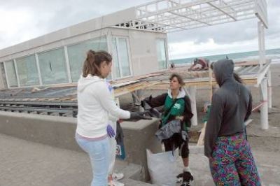 La playa se colm� de vecinos dispuestos a colaborar en la limpieza y concientizaci�n