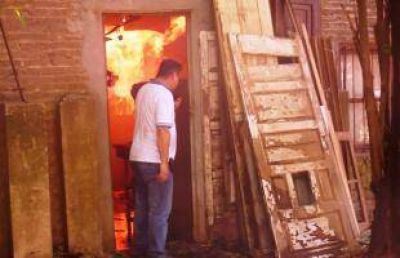 Bomberos de San Nicol�s investigar� c�mo se origin� el incendio de Pellegrini al 2700