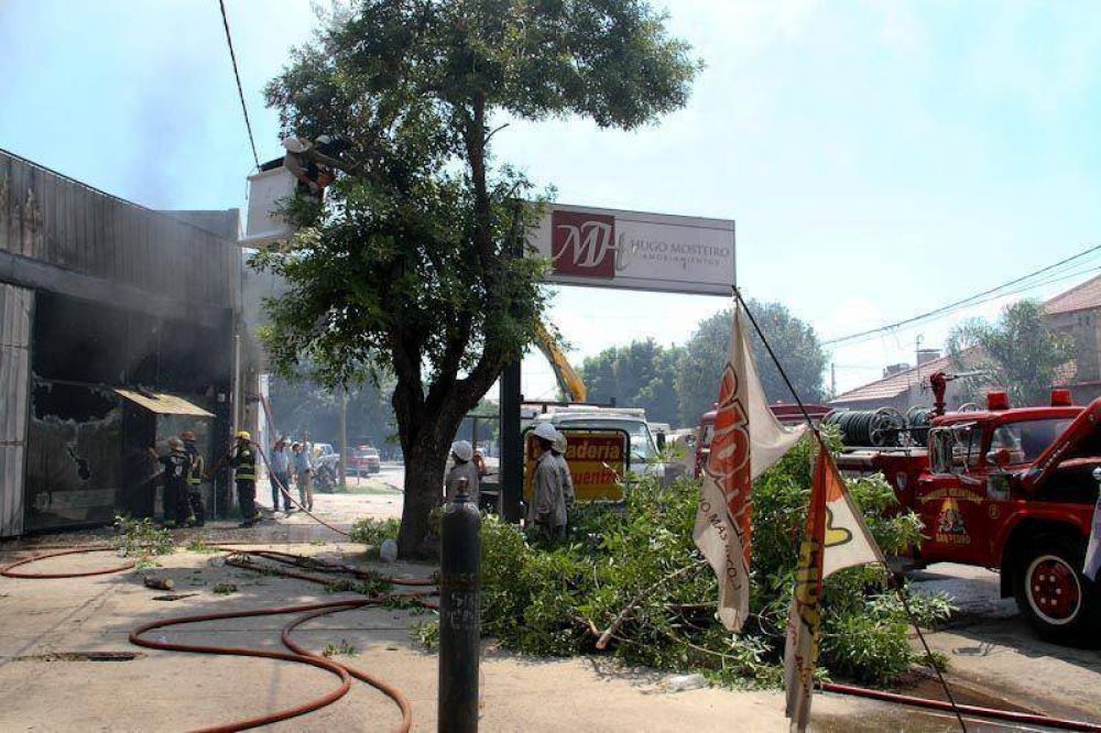 8 dotaciones de bomberos trabajaron m�s de 9 hs para sofocar un importante incendio en San Pedro