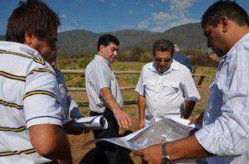 Pensando en el 20 de Mayo Beder visit� el predio de los festejos