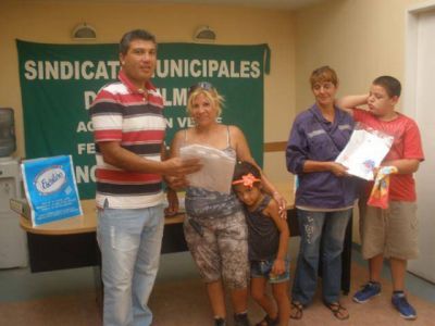 El STMQ entreg� guardapolvos para los hijos de los municipales