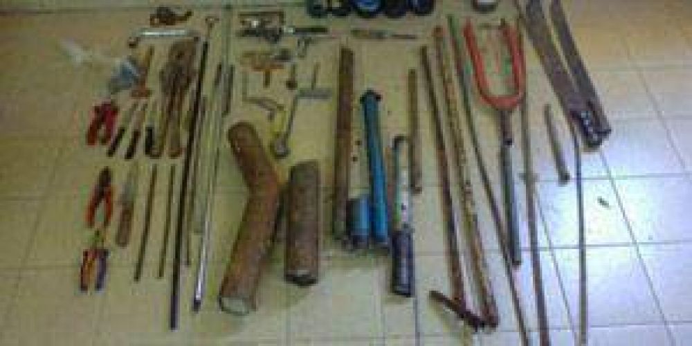 Familia resiste operativo policial, secuestran �tumberas�