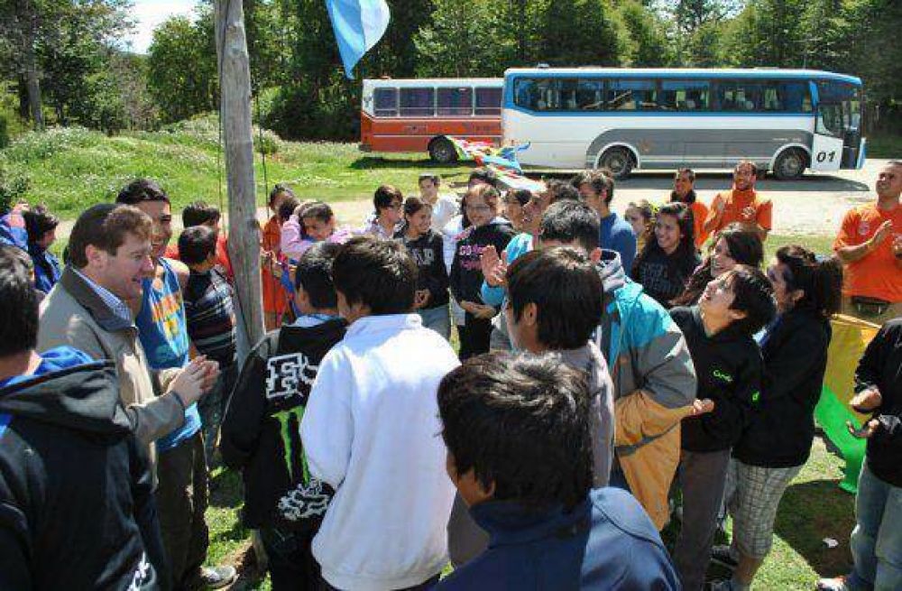 Melella visit� los campamentos juveniles