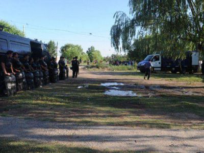 "Nuevo Alberdi est� sitiada por la polic�a, estamos encerrados escuchando los tiros en la calle"