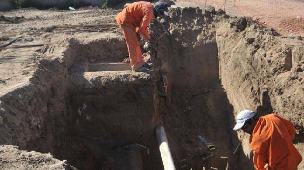 Trabajan en otro puente peatonal camino al Aeropuerto
