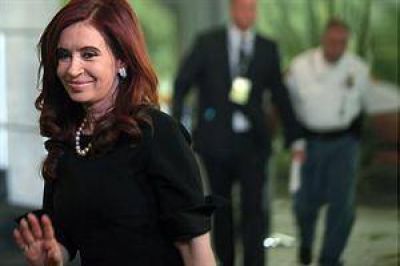 En Chile, ven a Cristina "llamativa por sus zapatos, sus carteras y por ser tuitera"