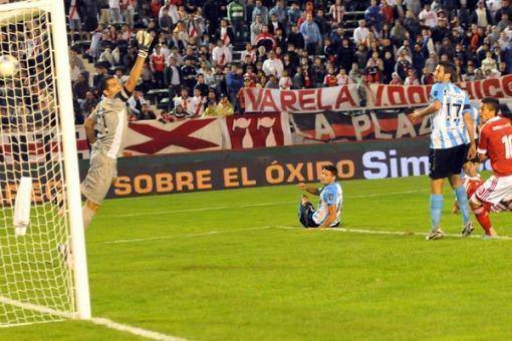 Con dos goles de Hauche, Racing derrot� a River y es campe�n