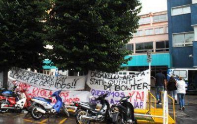 Trabajadores despedidos acampan frente al Hospital Privado de la Comunidad