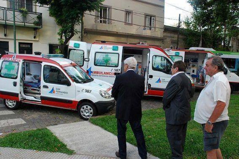 Luis Andreotti present� tres ambulancias y un minib�s
