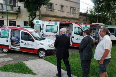 Luis Andreotti present� tres ambulancias y un minib�s
