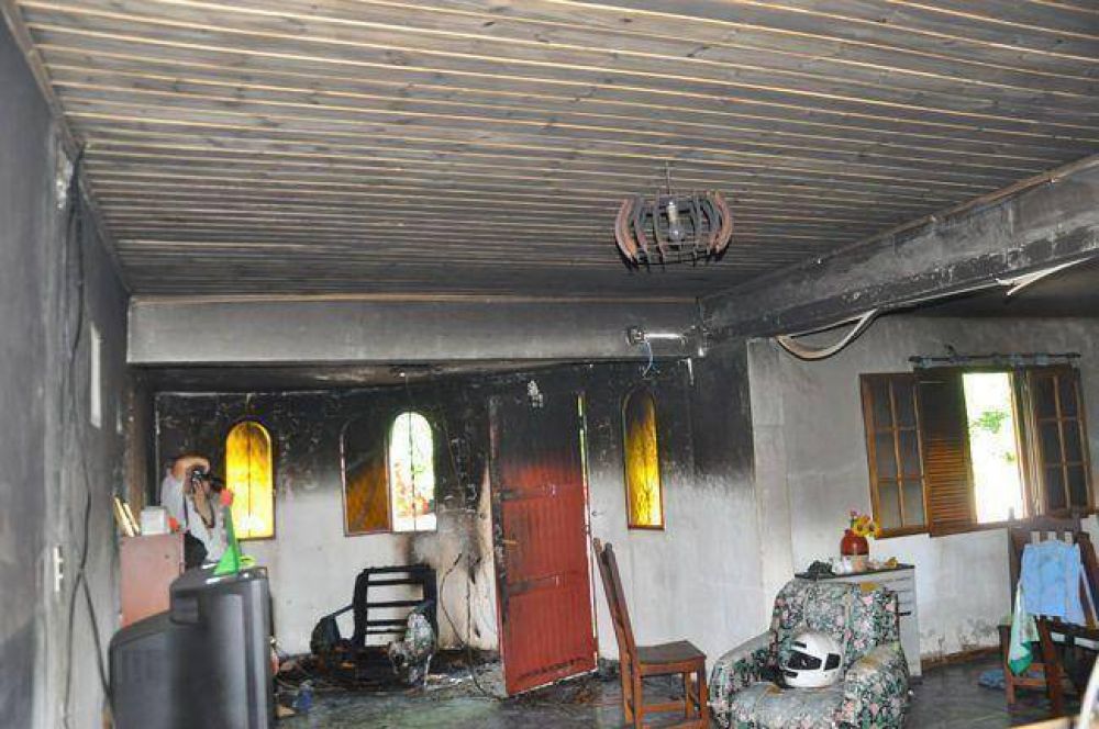 Incendian vivienda en represalia contra una familia de polic�as en el Fonavi 42
